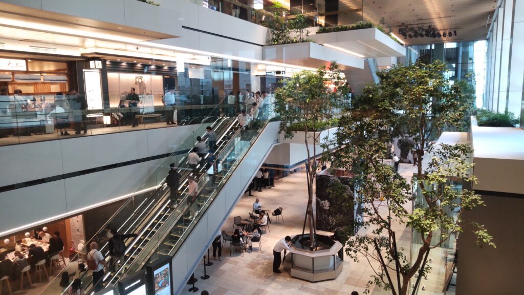 トフロムエスカレーターと店舗