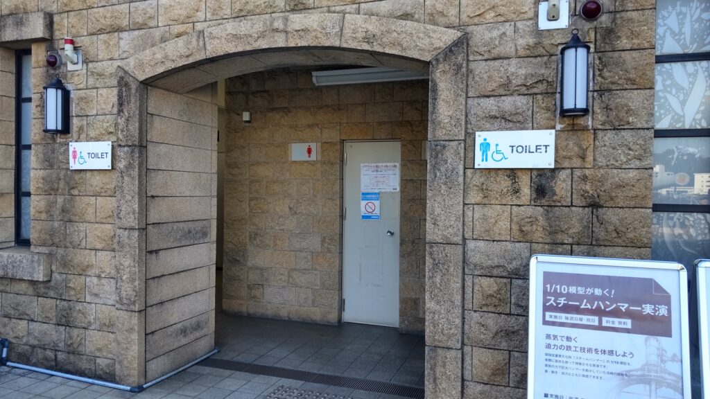 ベルニー公園左端のベルニー記念館のトイレ