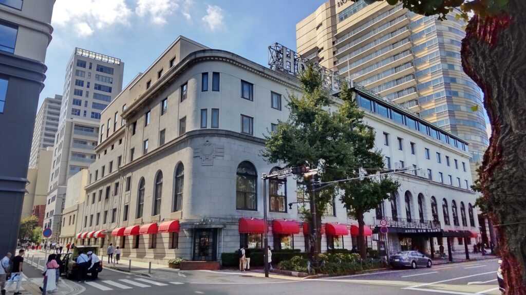 晴れた日のホテルニューグランドの外観