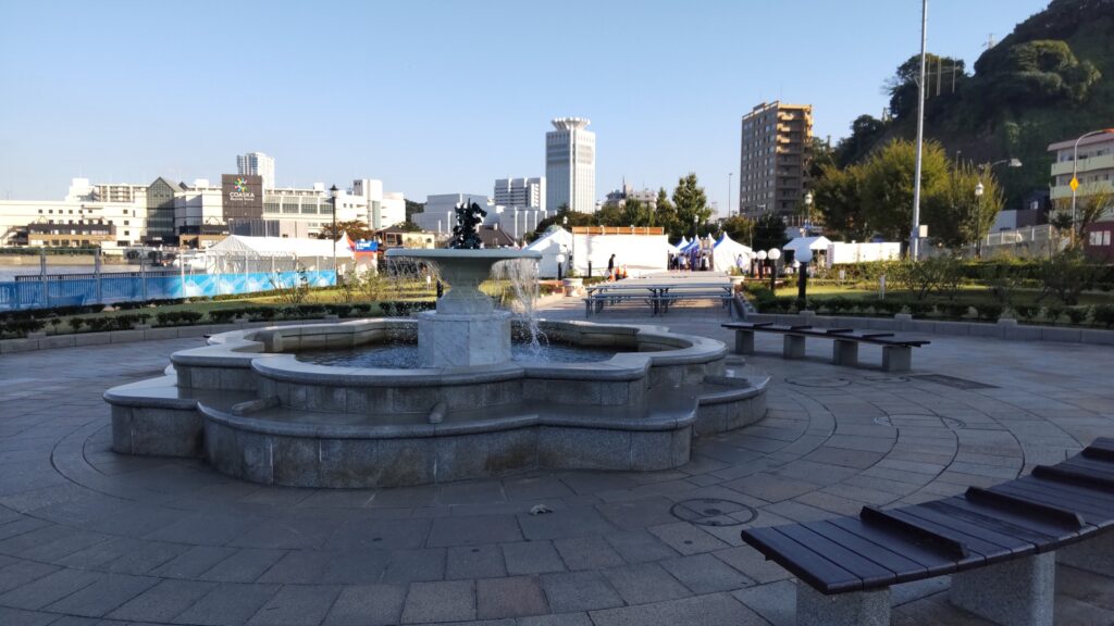 ヴェルニー公園の中間あたりにある噴水と周りのベンチ